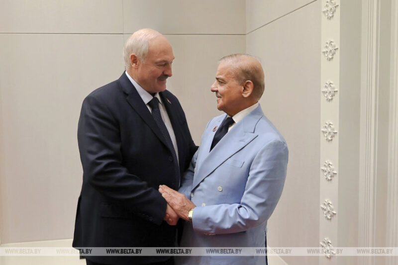 Лукашенко заявил об отсутствии непреодолимых проблем в отношениях Беларуси и Пакистана